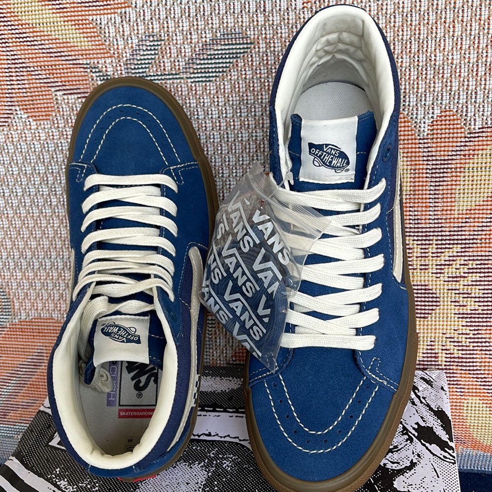 Vans Men’s Skate Sk8-Hi
Suede Gum Dark Denim
VN0A5FCCDDN
Sneakers - Picture 12 of 16